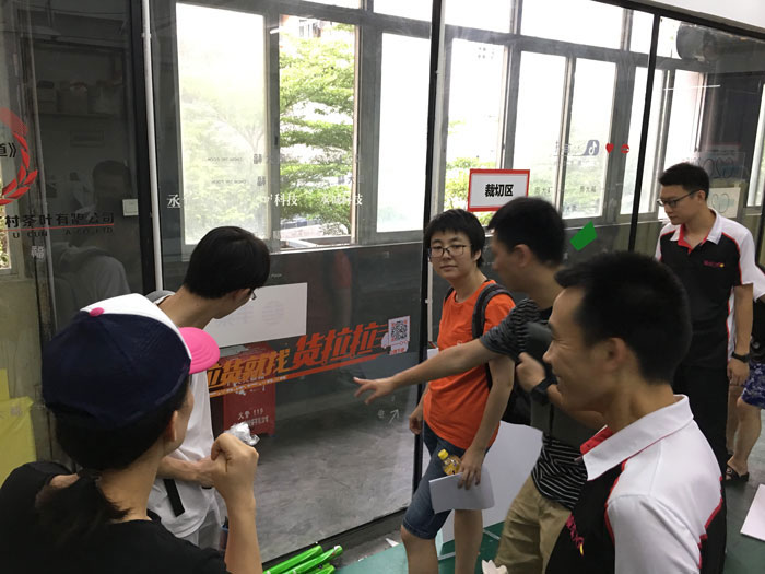 貨拉拉公司考察我司車身廣告噴繪制作