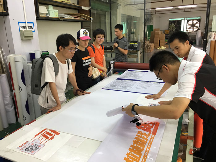 貨拉拉公司考察我司車身廣告噴繪制作