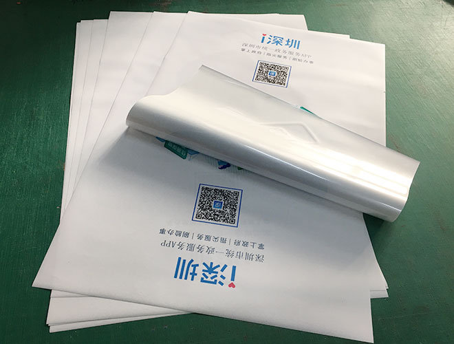 室內(nèi)外背膠海報粘貼方法