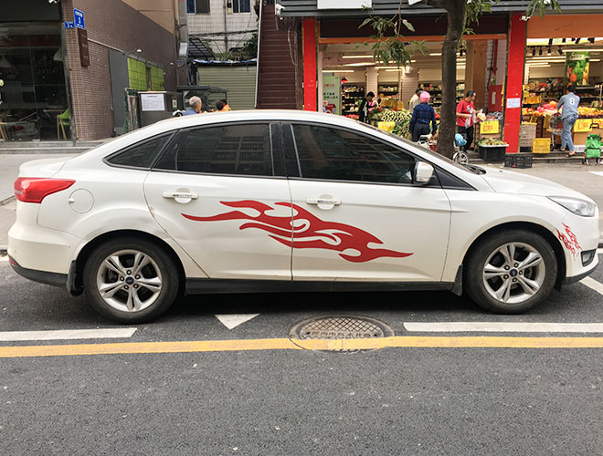 汽車(chē)貼腰線(xiàn)交警管么