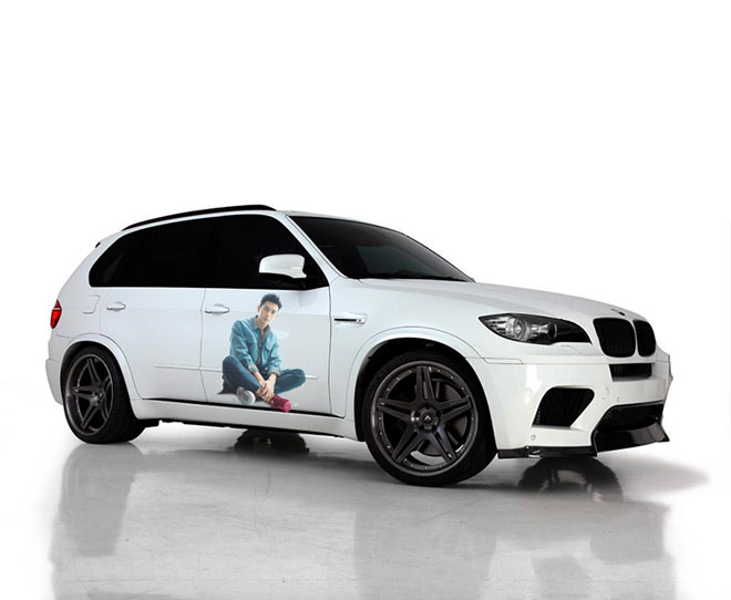 貼著李現(xiàn)的車身廣告更貼心