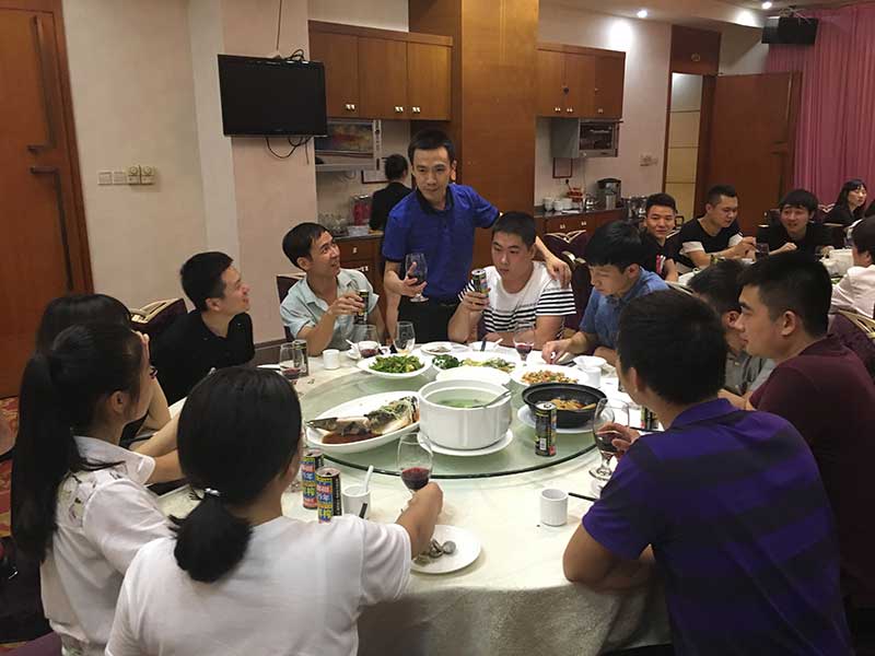 深圳銘輝噴繪公司全體員工聚餐祝福團(tuán)團(tuán)圓圓