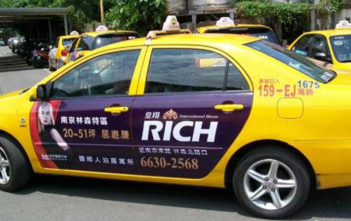 車身廣告噴繪投放效果怎么樣?它有什么優(yōu)勢(shì)?