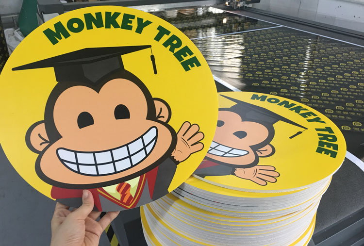 香港蒙奇千里培訓(xùn)機(jī)構(gòu)店面整體噴繪廣告制作 定制門面噴繪展示宣傳廣告