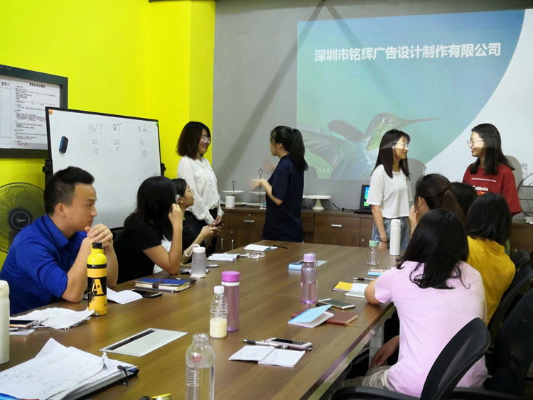 應屆畢業(yè)生參加噴繪360公司培訓