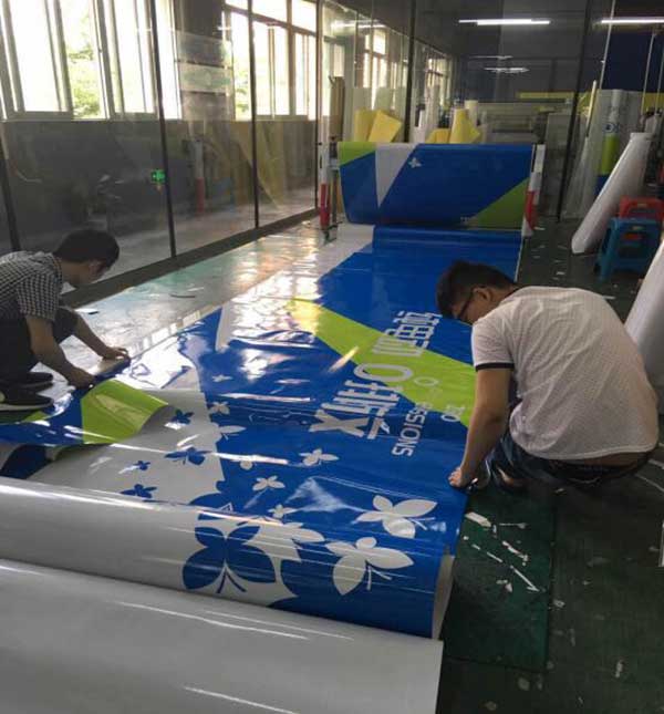 廣告制作工藝現(xiàn)場(chǎng)車身貼制作.jpg